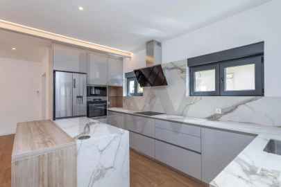 Moradia T5 para Arrendamento em Carcavelos e Parede