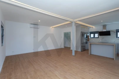 Moradia T5 para Arrendamento em Carcavelos e Parede