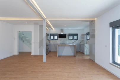 Moradia T5 para Arrendamento em Carcavelos e Parede