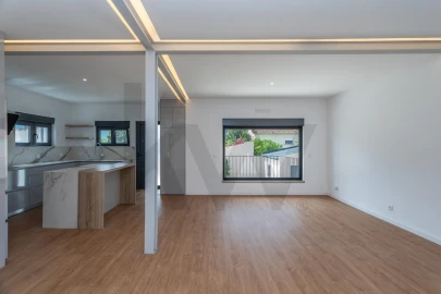 Moradia T5 para Arrendamento em Carcavelos e Parede
