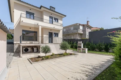 Moradia T5 para Arrendamento em Carcavelos e Parede