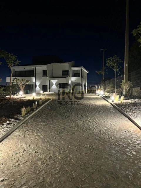 Moradia T5 para Venda em Quarteira