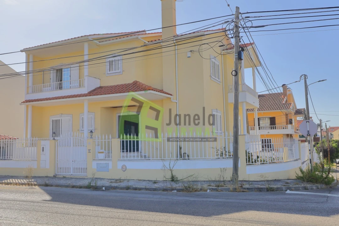 Moradia T4 para Venda em Corroios Foto 1