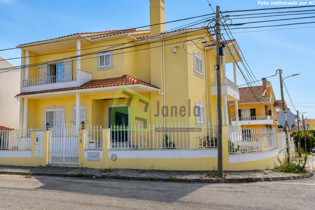 Moradia T4 para Venda em Corroios Foto 1