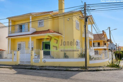 Moradia T4 para Venda em Corroios