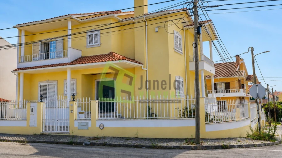 Moradia T4 para Venda em Corroios
