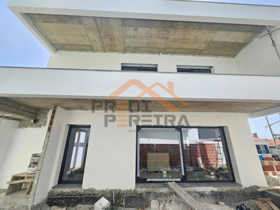 Moradia T4 para Venda em Pontinha e Famões Foto 1