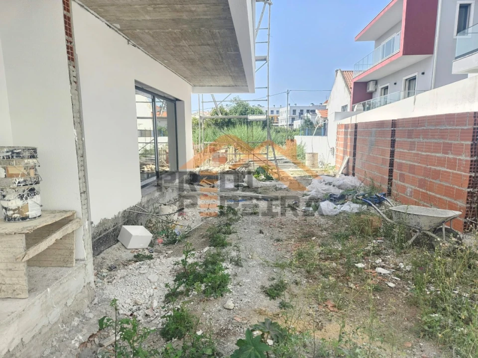 Moradia T4 para Venda em Pontinha e Famões Foto 3