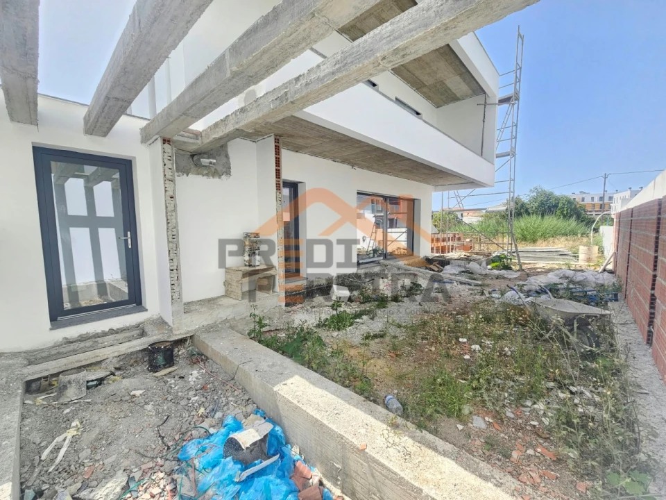 Moradia T4 para Venda em Pontinha e Famões Foto 24