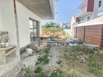 Moradia T4 para Venda em Pontinha e Famões