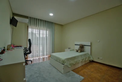 Moradia T4 para Venda em Real