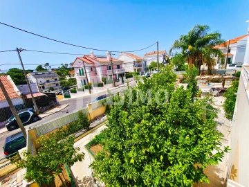 Moradia T3 para Venda em Laranjeiro e Feijó