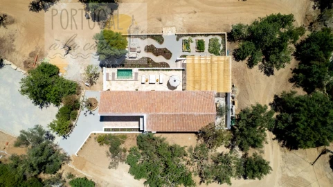 Moradia T3 para Venda em Santa Barbara de Nexe