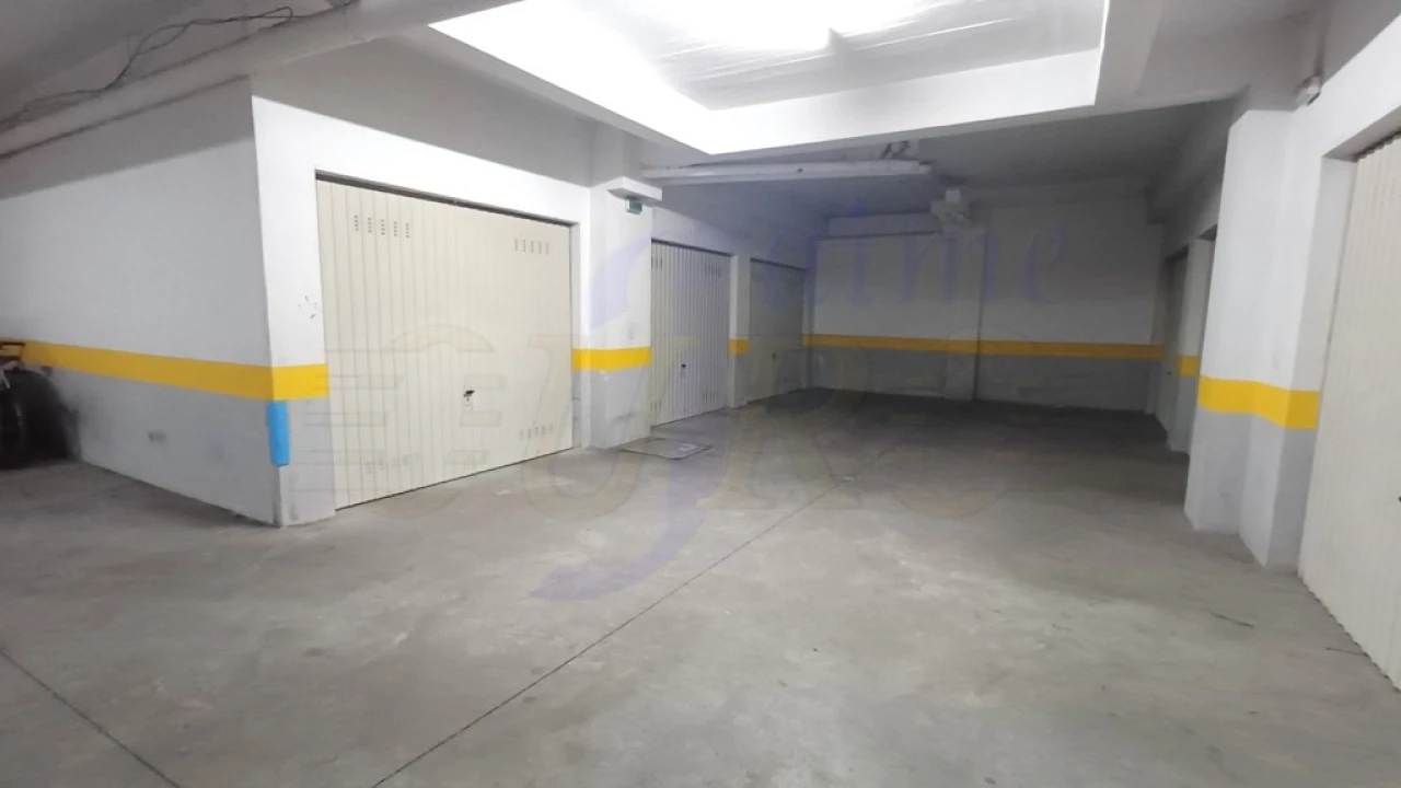 Garagem para Arrendamento em Rio de Mouro Foto 3