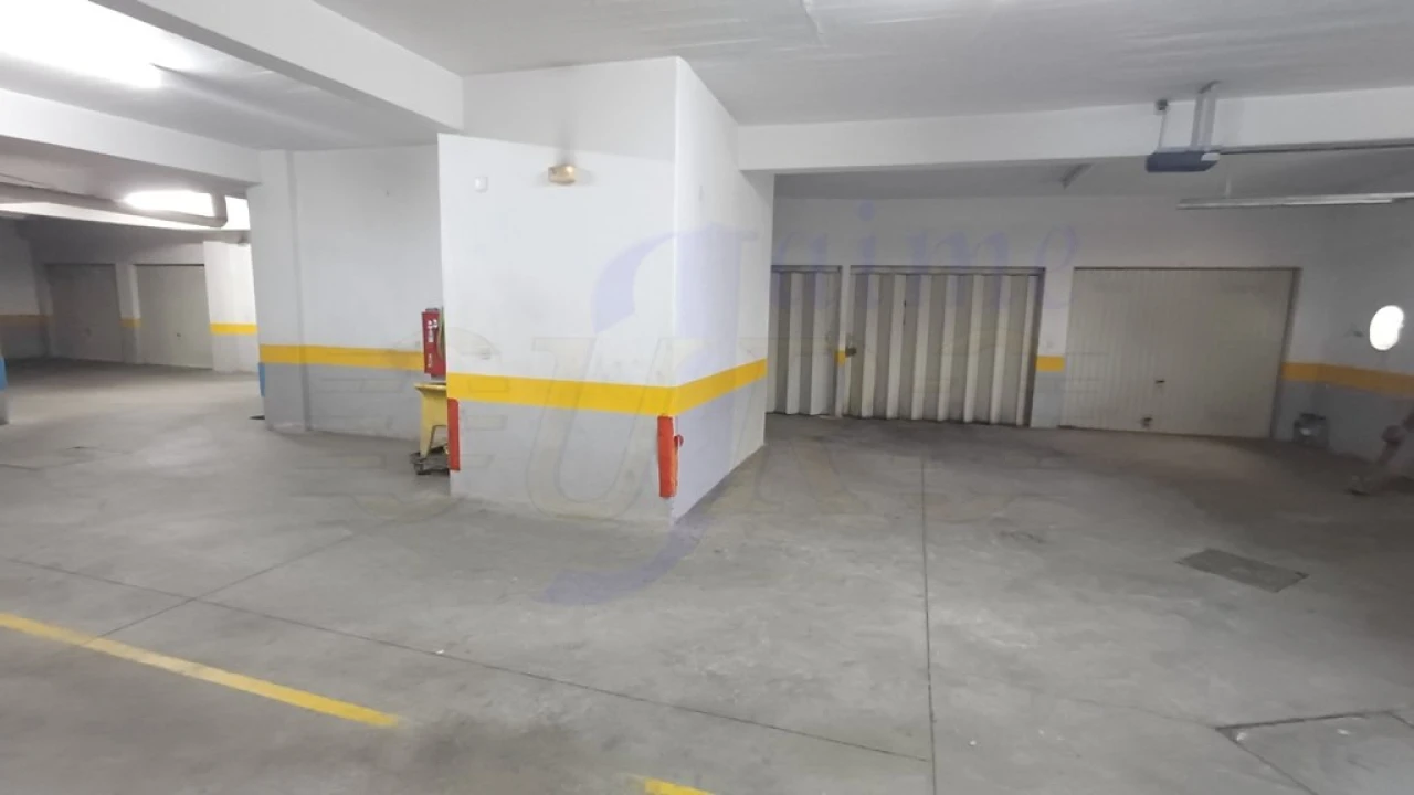 Garagem para Arrendamento em Rio de Mouro Foto 6