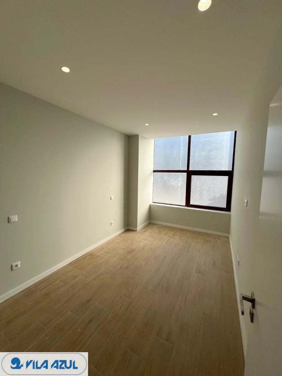 Apartamento T4 para Arrendamento em Vilarinho das Cambas Foto 8