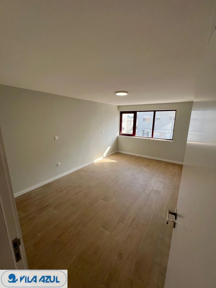 Apartamento T4 para Arrendamento em Vilarinho das Cambas Foto 15