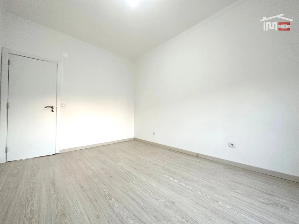 Apartamento T1 para Venda em Santo Antonio da Charneca Foto 14
