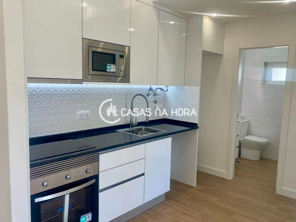 Apartamento T1 para Arrendamento em Laranjeiro e Feijó Foto 1