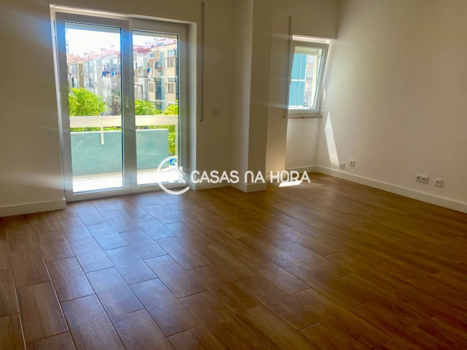 Apartamento T1 para Arrendamento em Laranjeiro e Feijó Foto 8