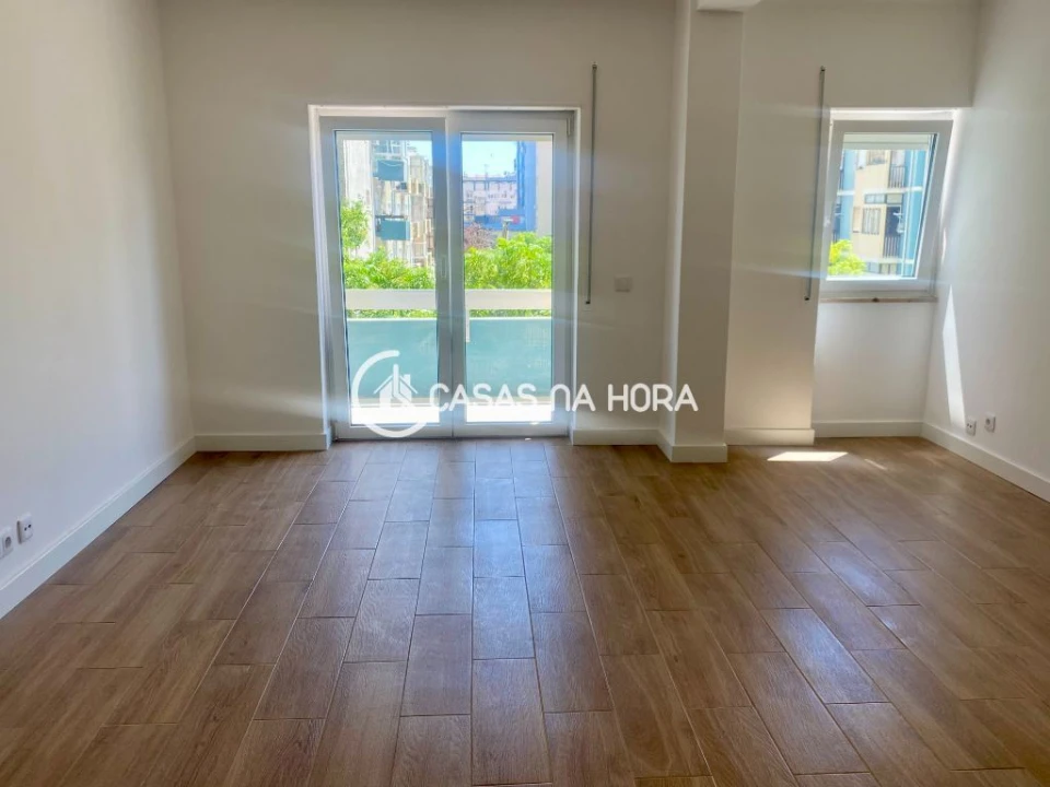 Apartamento T1 para Arrendamento em Laranjeiro e Feijó Foto 9