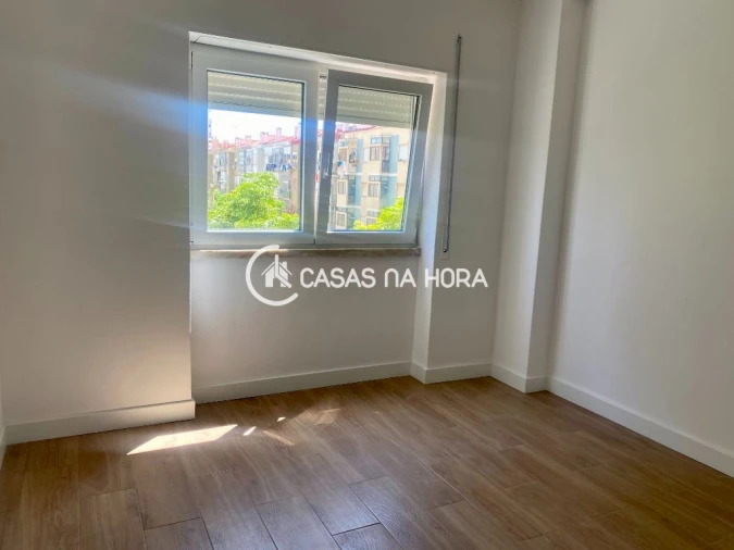 Apartamento T1 para Arrendamento em Laranjeiro e Feijó Foto 14