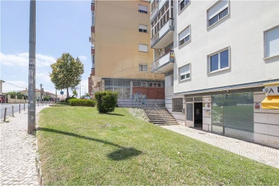 Loja para Arrendamento em Queluz e Belas
