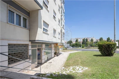 Loja para Arrendamento em Queluz e Belas