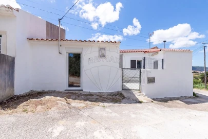 Moradia T2 para Venda em Dois Portos e Runa