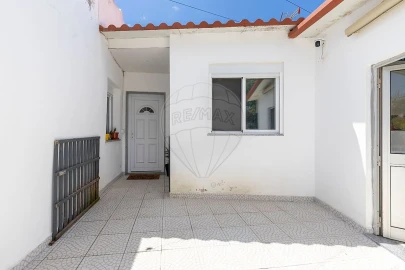 Moradia T2 para Venda em Dois Portos e Runa