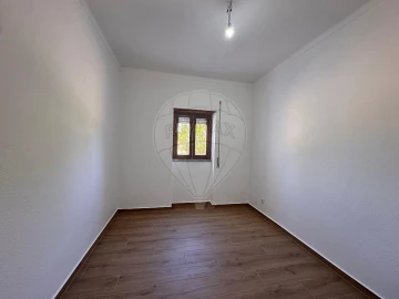Apartamento T2 para Arrendamento em Santa Maria, São Pedro e Matacães