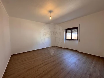 Apartamento T2 para Arrendamento em Santa Maria, São Pedro e Matacães