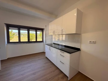 Apartamento T2 para Arrendamento em Santa Maria, São Pedro e Matacães