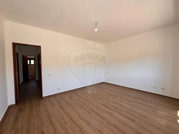 Apartamento T2 para Arrendamento em Santa Maria, São Pedro e Matacães
