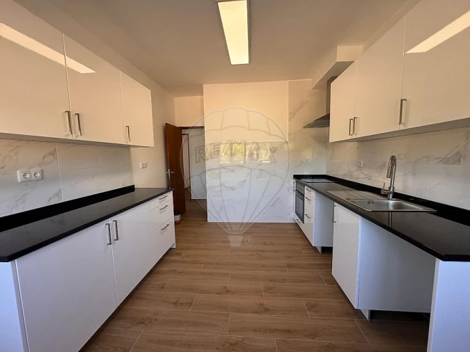 Apartamento T2 para Arrendamento em Santa Maria, São Pedro e Matacães Foto 4