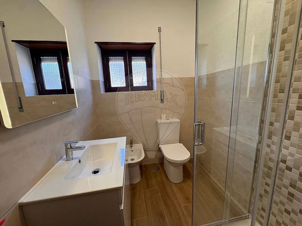 Apartamento T2 para Arrendamento em Santa Maria, São Pedro e Matacães Foto 11