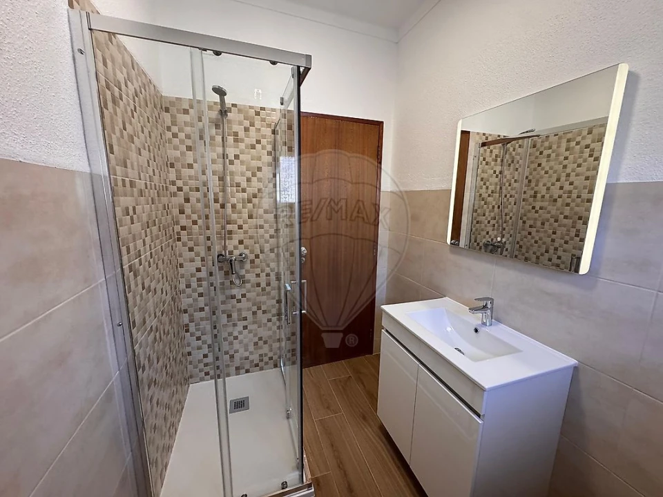 Apartamento T2 para Arrendamento em Santa Maria, São Pedro e Matacães Foto 8