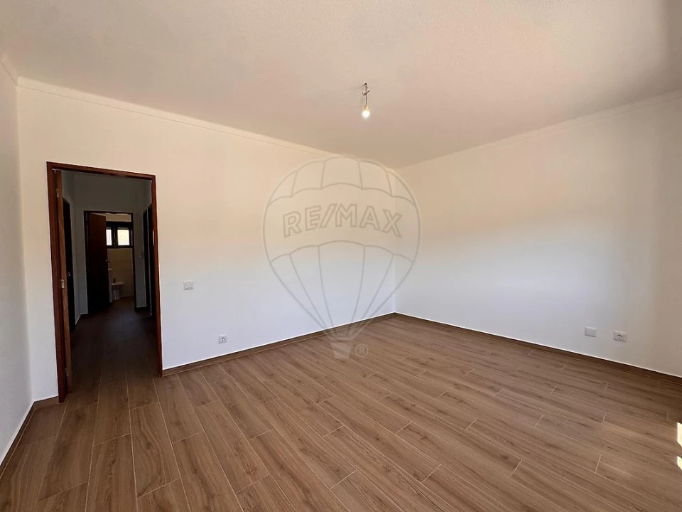 Apartamento T2 para Arrendamento em Santa Maria, São Pedro e Matacães Foto 3