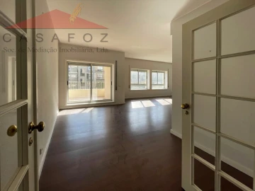 Apartamento T4 para Arrendamento em Aldoar, Foz do Douro e Nevogilde