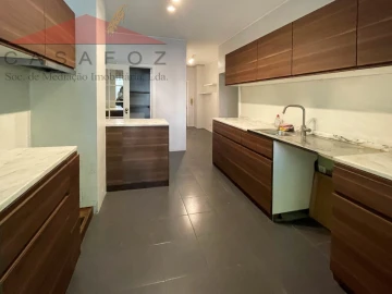 Apartamento T4 para Arrendamento em Aldoar, Foz do Douro e Nevogilde