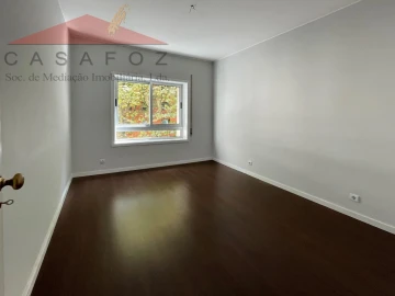 Apartamento T4 para Arrendamento em Aldoar, Foz do Douro e Nevogilde