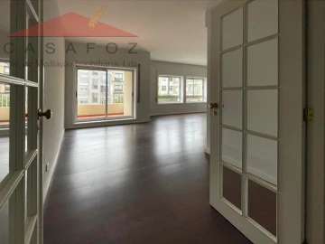 Apartamento T4 para Arrendamento em Aldoar, Foz do Douro e Nevogilde