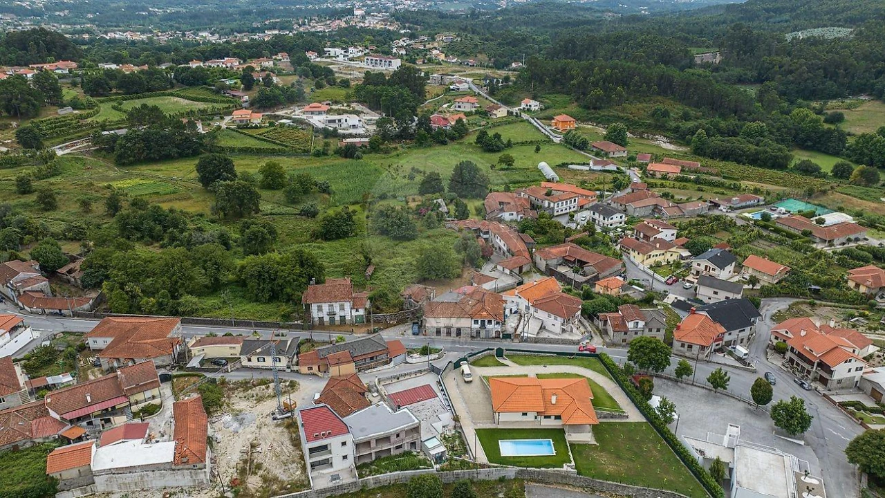 Moradia T5 para Venda em Fonte Arcada e Oliveira Foto 2