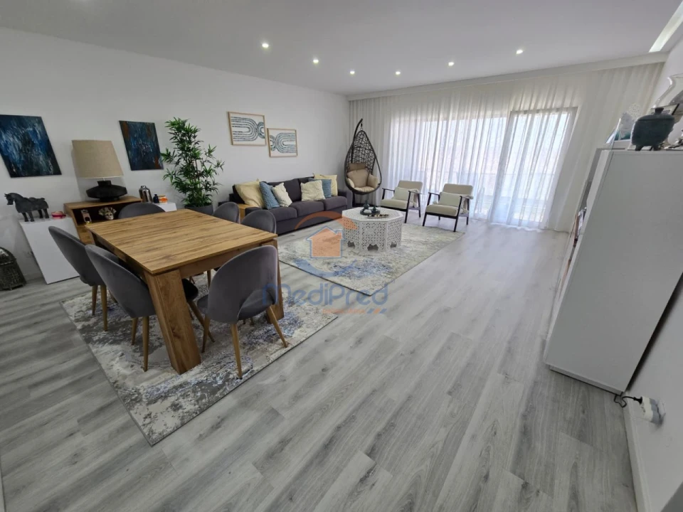 Apartamento T2 para Venda em Pontinha e Famões Foto 1