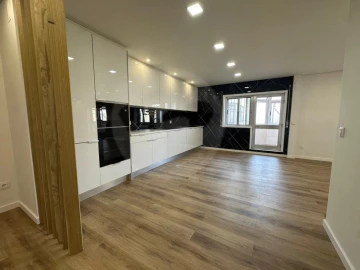 Apartamento T4 para Venda em Póvoa de Varzim, Beiriz e Argivai