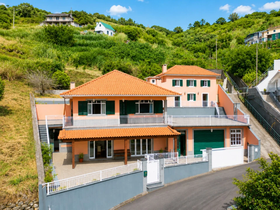 Moradia T4 para Venda em São Roque do Faial Foto 1