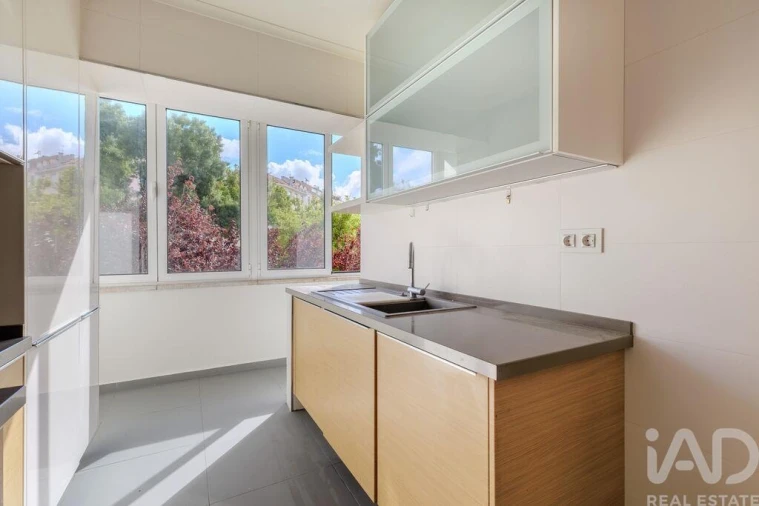 Apartamento T2 para Arrendamento em Campo de Ourique Foto 9
