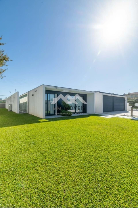 Moradia T5 para Venda em Bougado (São Martinho e Santiago)