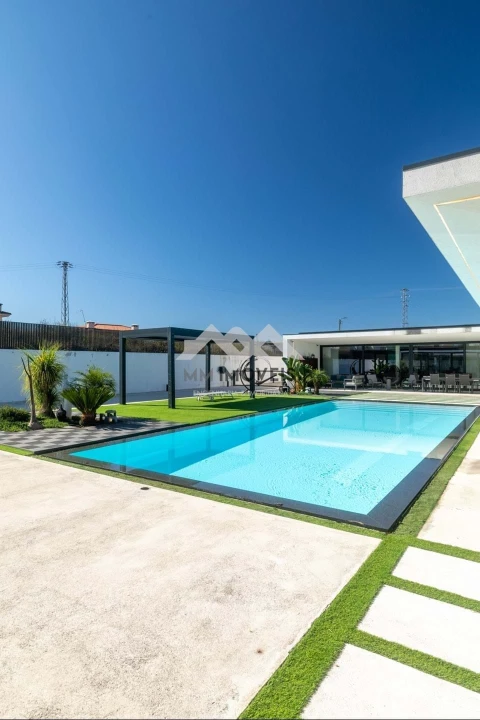 Moradia T5 para Venda em Bougado (São Martinho e Santiago)