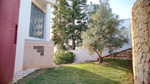 Moradia T4 para Venda em Albufeira e Olhos de Água